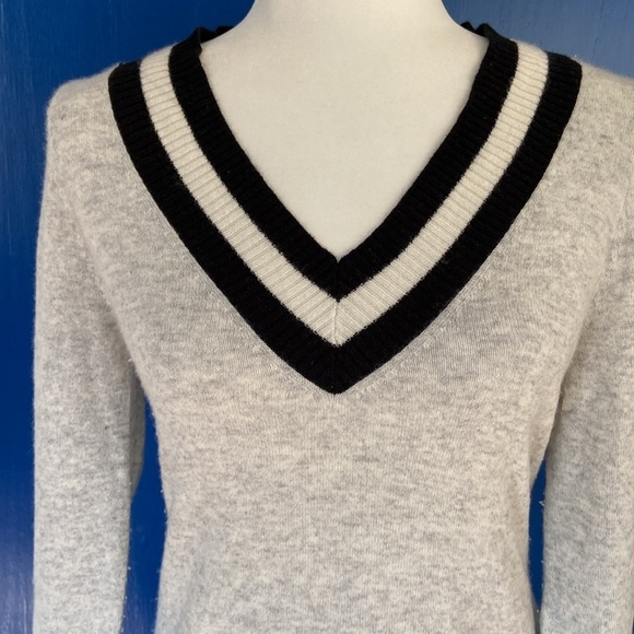 Margaret O'Leary V Neck Varsity Stripe Cashmere Sweater Grey Blue Size Medium - Picture 4 of 14
